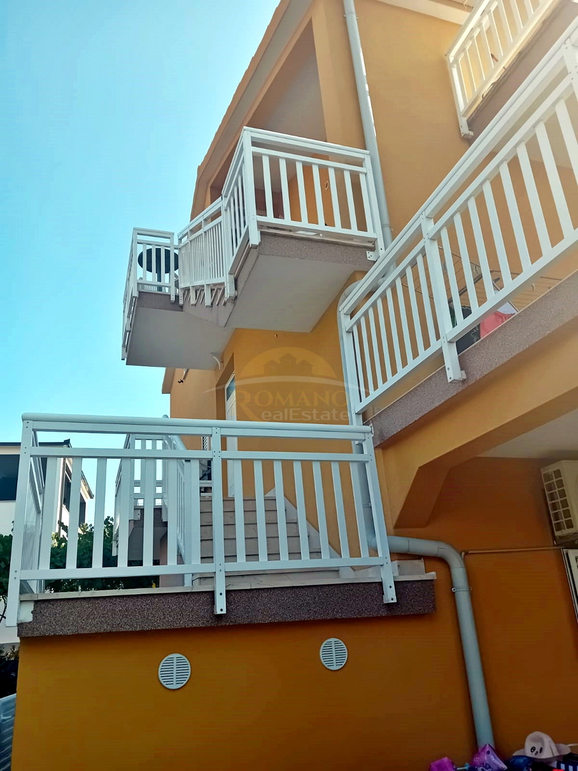 Casa con appartamenti a Okrug Gornji/Čiovo, seconda fila dal mare - 5 appartamenti